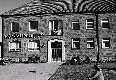 Det gamla kommunhuset, som nu är bibliotek, byggdes 1955. Det gamla kommunhuset, som nu är bibliotek, byggdes 1955.
