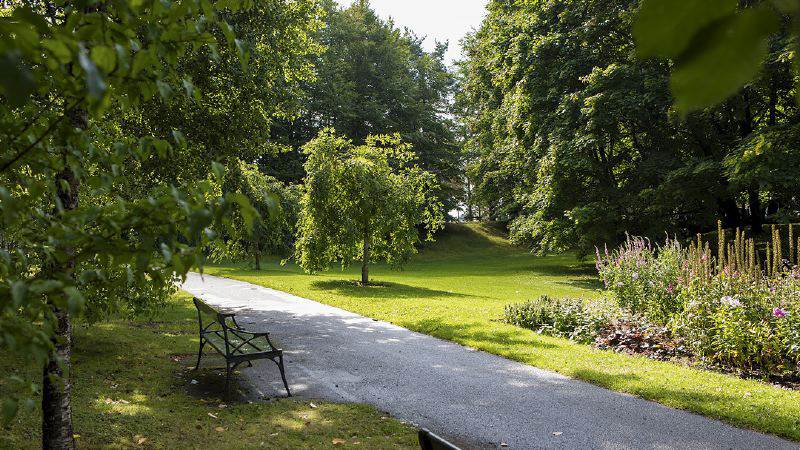 Blomstande rabatter i Eskilsparken