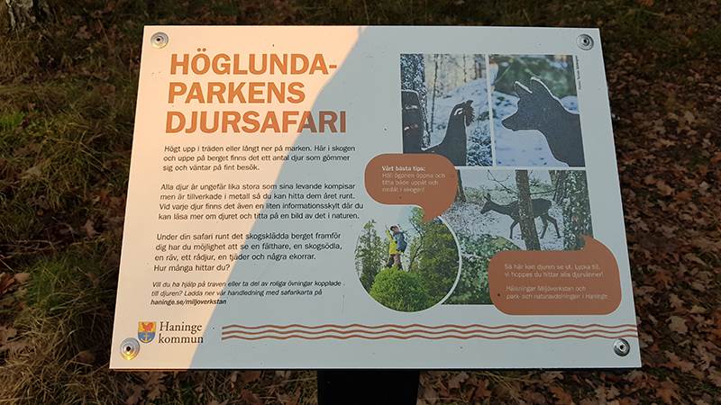 Informationsskylt för djursafarit i Höglundaparken Jordbro