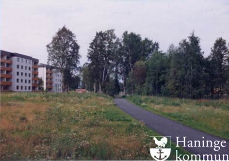 Grön gräsmatta och flerbostadshus vid Sågenparken i Haninge.
