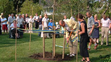 Kommunstyrelsens ordförande Staffan Holmberg planterar ett äppelträd tillsammans med stadsträdgårdsmästare Petra Lindvall vid invigningen av parken 7 september 2002.