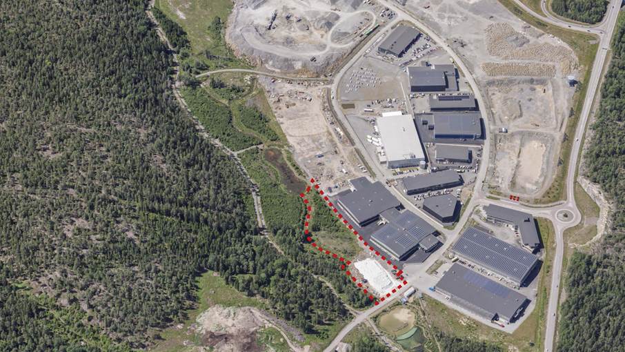 Översiktsbild Alby 1:9 Flygbild över Albybergs verksamhetsområde. Alby 1.9 är inringat med röda streck.