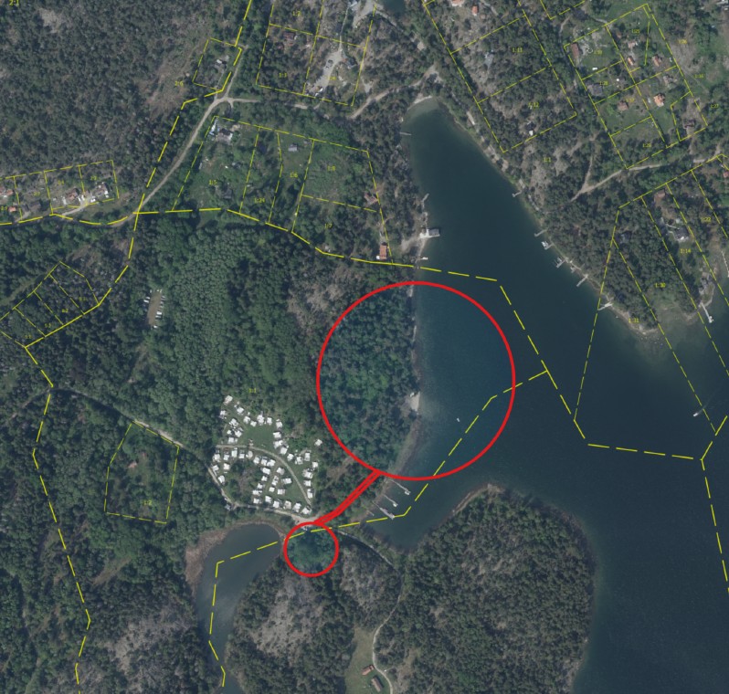 Ortofoto över planområdet med ungefärlig gräns markerad med rött. Fastighetsgränser visas i gul streckad linje.