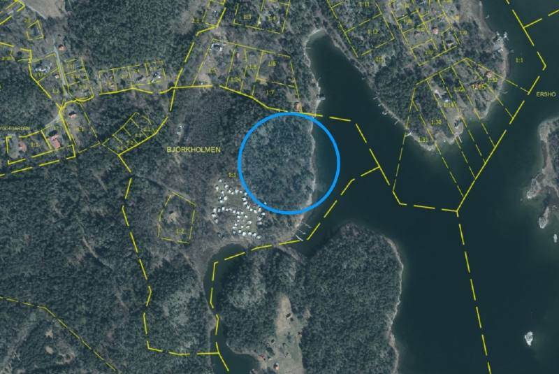 Ortofoto över planområdet med ungefärlig gräns markerad med blått. Fastighetsgränser visas i gul streckad linje. Bild som visar platsen sedd från ovan.  Blå cirkel visar planområdet. Gula markeringar visar  fastighetsgränser.