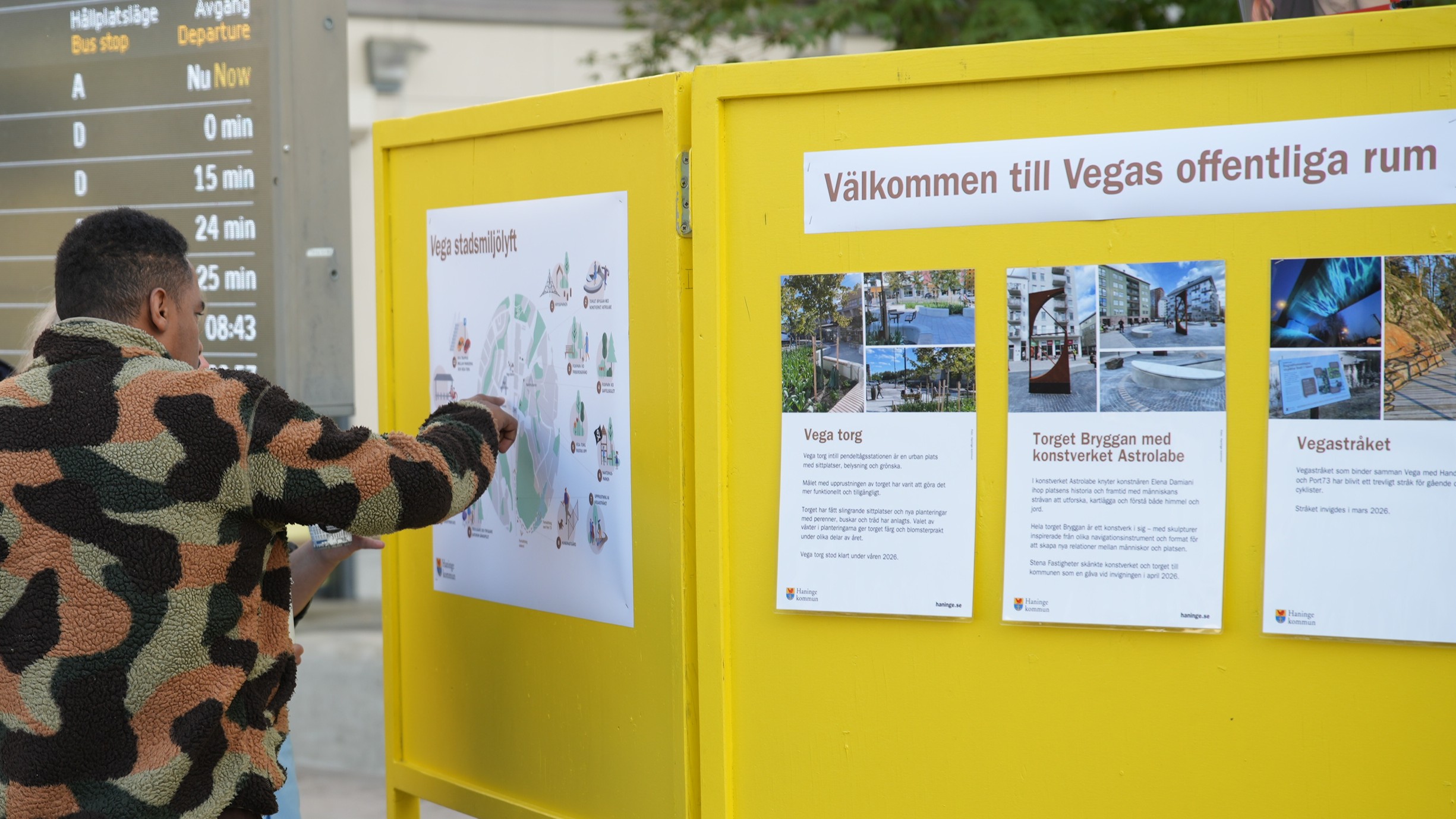 En person tittar på en karta på ett gult träplank