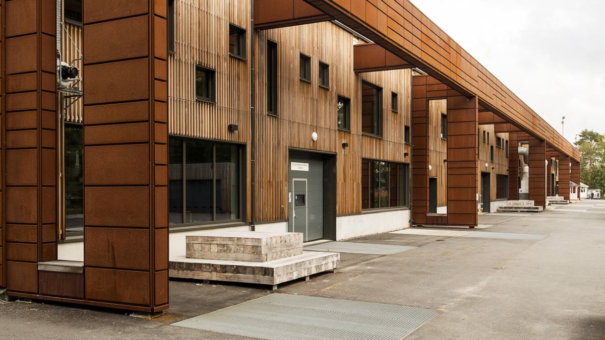 Fasad i mörk. smal träpanel