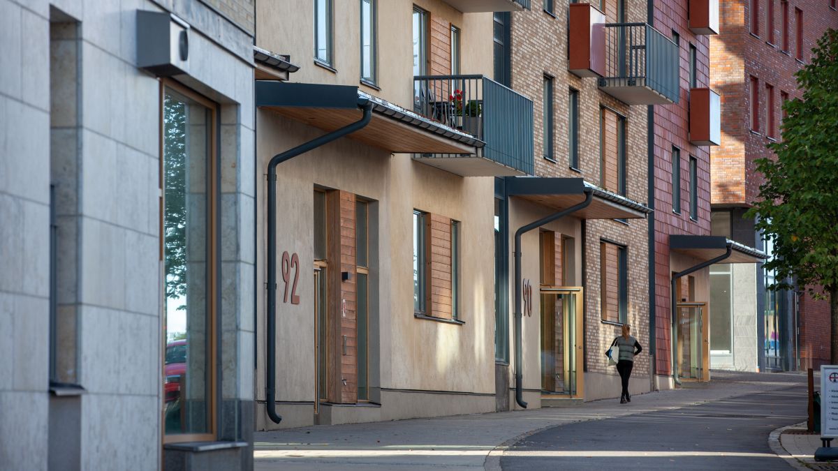 Husfasader med gata i olika nyanser