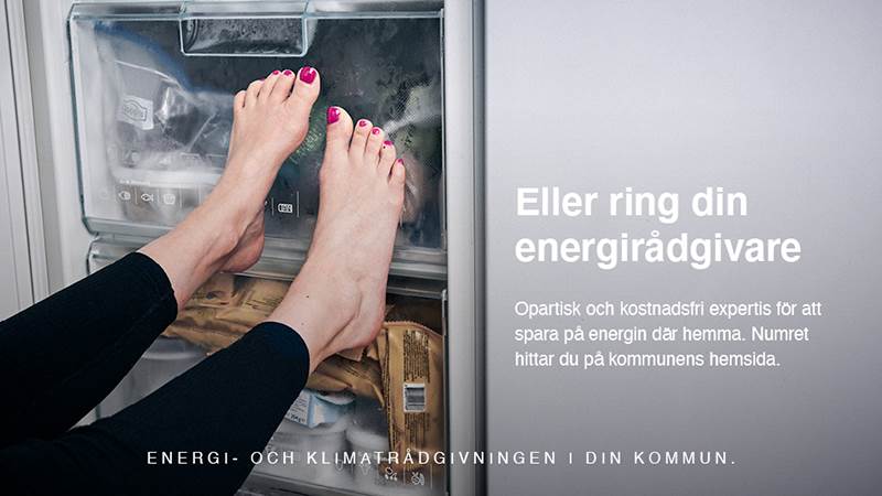 Svalka dig i frysen. Eller ring din energirådgivare. En person håller sina fötter mot de kalla plastboxarna i frysen