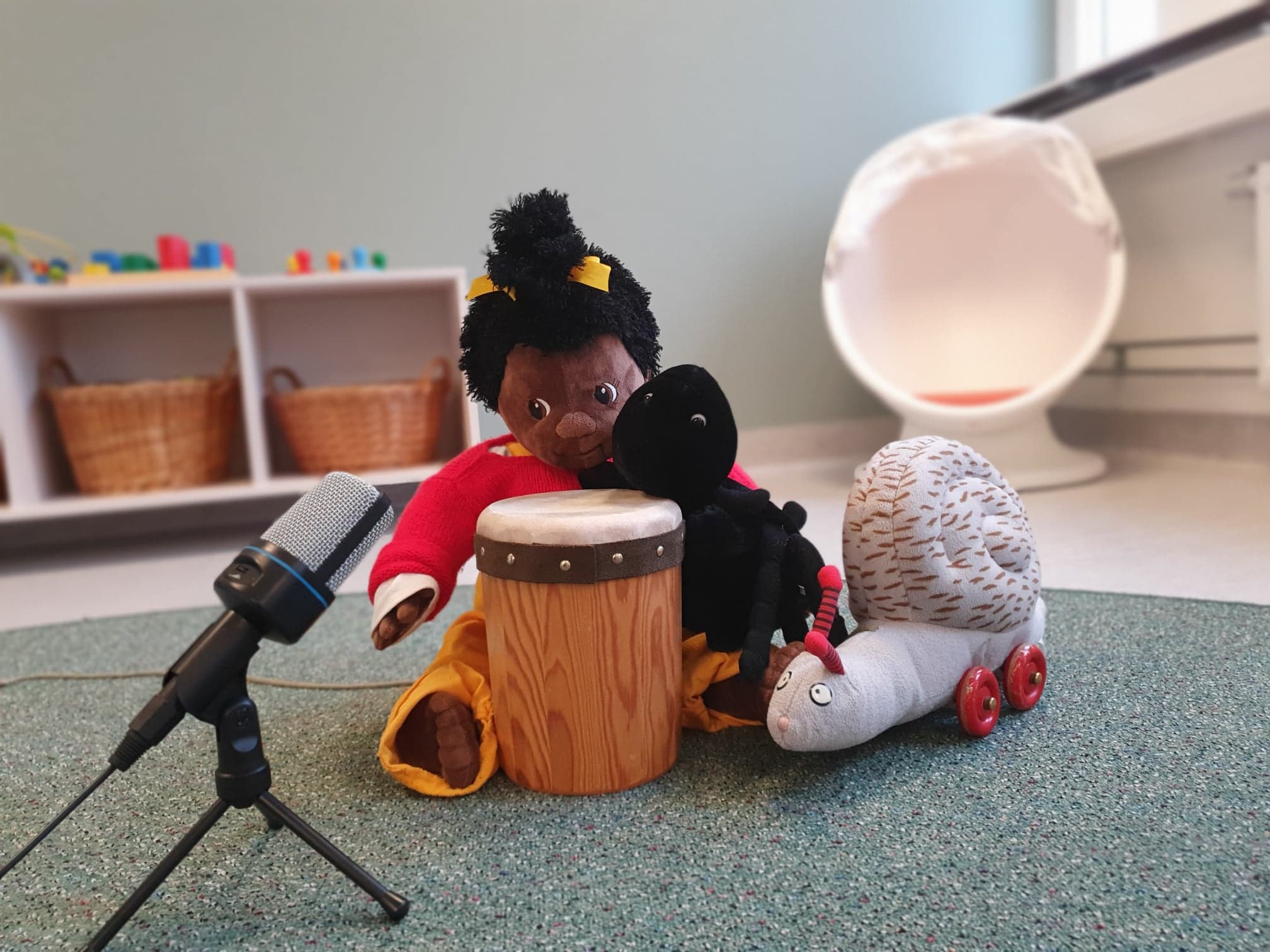 docka med gosedjur, trumma och mikrofon