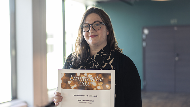 En kvinna med diplom