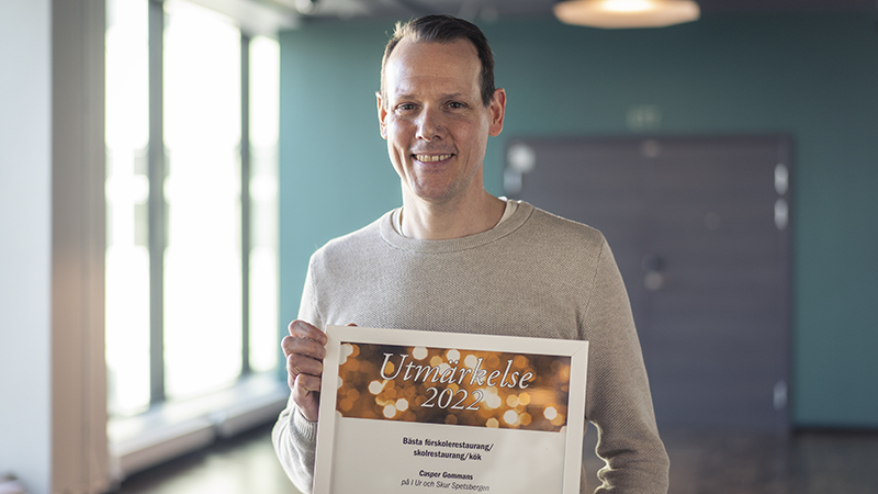 En glad man med diplom