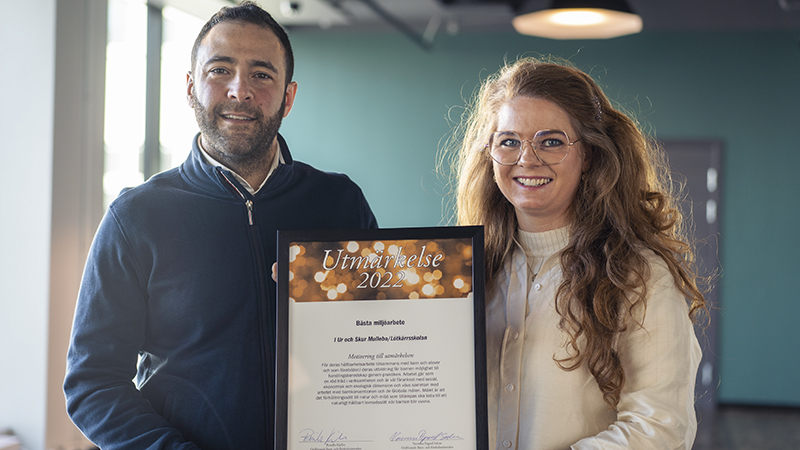 En man och en kvinna med diplom