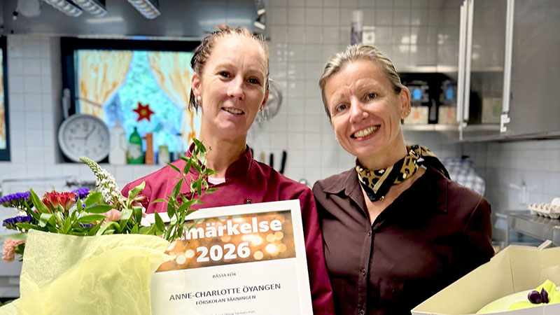 Två krinnor med blommor och diplom