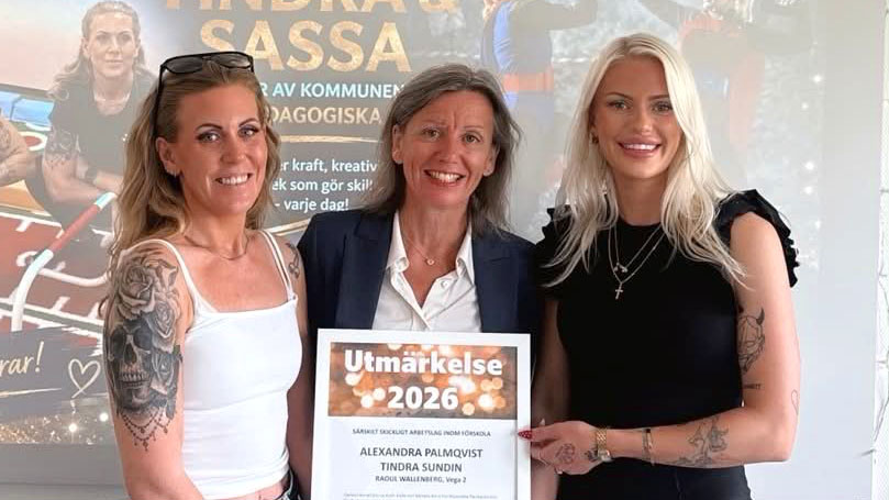 Tre kvinnor håller ett diplom