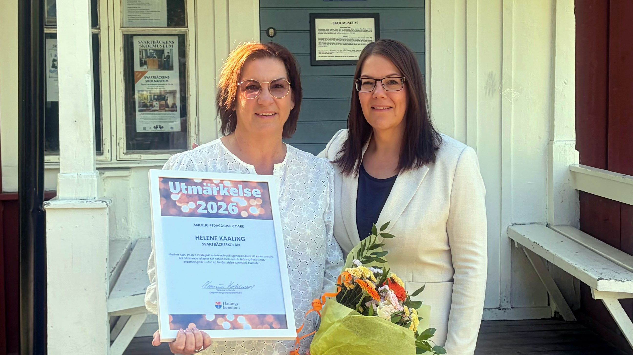 Två kvinnor med blommor och diplom