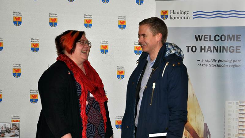 Kommunstyrelsens ordförande Meeri Wasberg och utbildningsminister Gustav Fridolin pratar och skrattar.