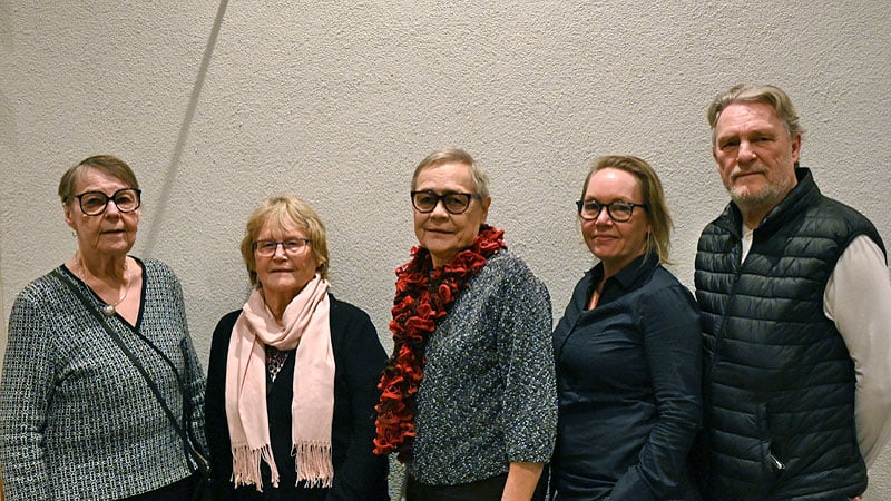 Ruotsinsuomalaisten edustajat vasemmalta lukien: Leena Niemi, Lea Åkerblad, Pirkko Sinkkonen, Sanna Rantamäki (kunnan vähemmistöstrategi) ja Esa Kalasniemi. Kuvasta puuttuu Terttu Hepolehto. Ruotsinsuomalaisten edustajat
