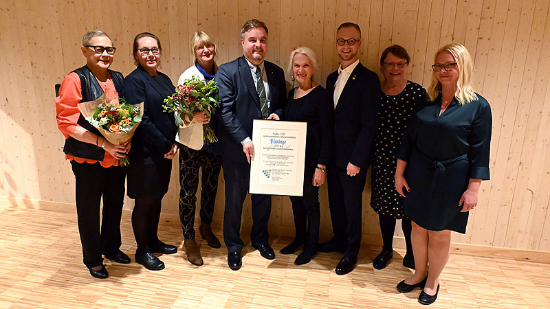 I bild från vänster: Pirkko Sinkkonen, Sanna Rantamäki, Marietta de Pourbaix-Lundin, Petri Salonen, Eivor Olofsson, Andreas Löwnhöök, Agneta Hansson ja Ulla-Maija Pesola. Representanter för pristagarna Haninge och Skellefteå.