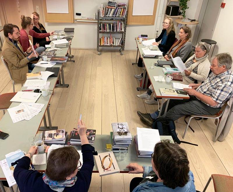 Kirjaraatilaiset vaihtavat ajatuksia tämän kevään kirjallisuudesta kokouksessaan toukokuussa 2022. Suomi-instituutin kirjaraati.