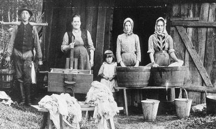 Ett exempel på arkivbild från Haningearkivet visar tvättarbete vid Övre Bihagen år 1904. En bild från ett tvätteri förr i tiden