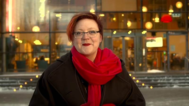 Meeri Wasberg (S), kommunstyrelsens ordförande Kommunstyrelsens ordförande Meeri Wasberg i röd halsduk på Poseidons torg