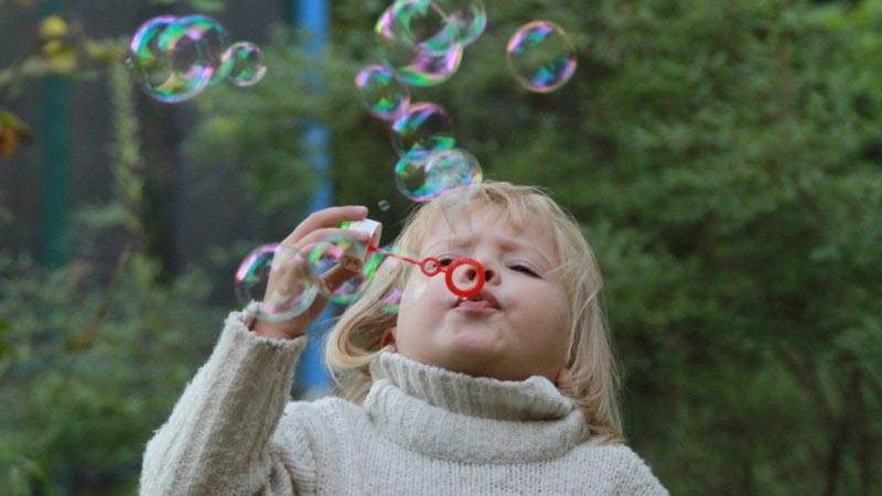 Barn med såpbubblor. Foto: Esa Lähteenmäki/Mostphotos