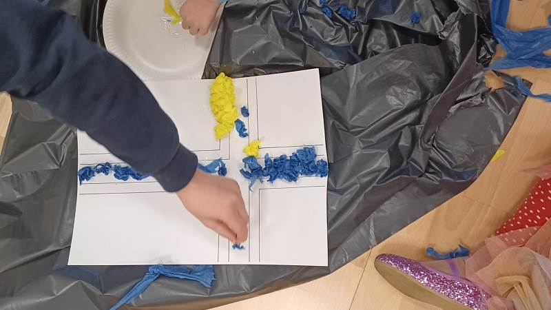 Elever på Vikingaskolan förbereder för sverigefinnarnas dag 2024. Barn som pysslar