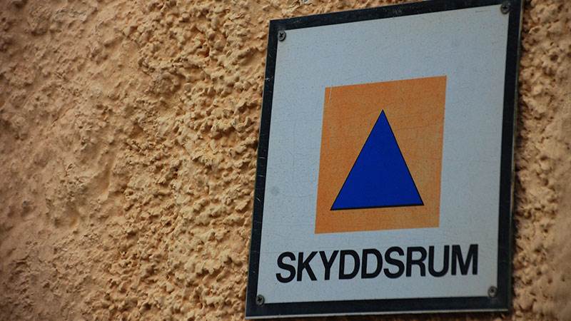 Skyddsrumsskylt fäst på fasad