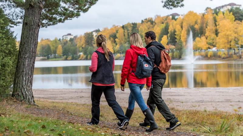 Undomar som går längst en skogsstig