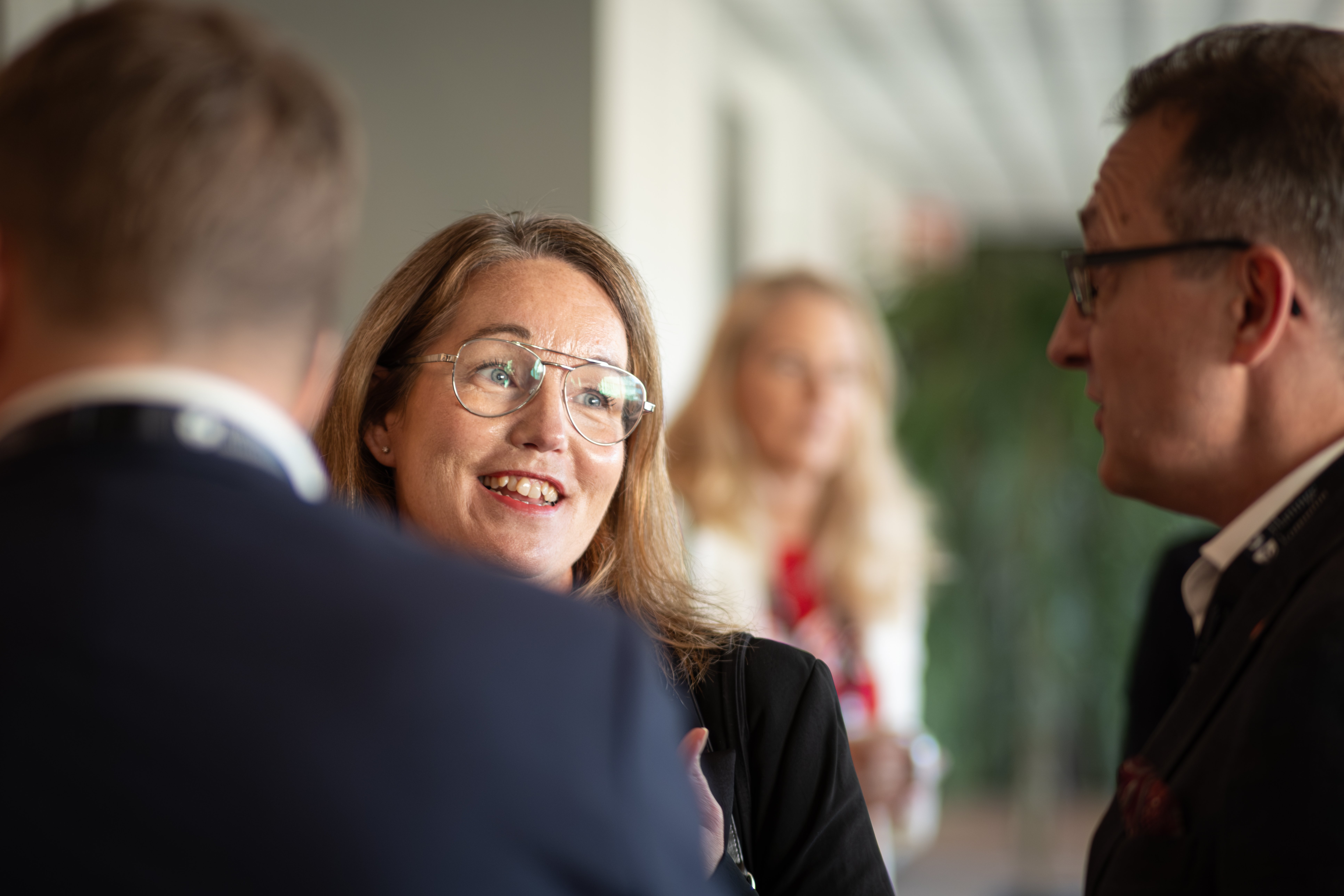 Kvinna och man i samspråk inomhus i ett mingel