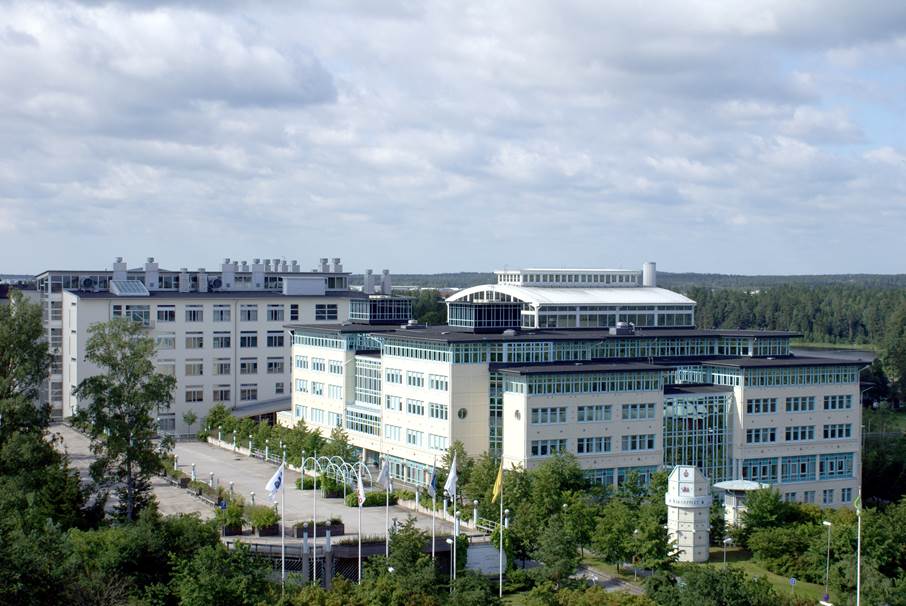 Utbildningscentrat Riksäpplet är navet i Haninges Campusområde. Här finns KTH, ett flertal KY-utbildningar och vuxenutbildning.