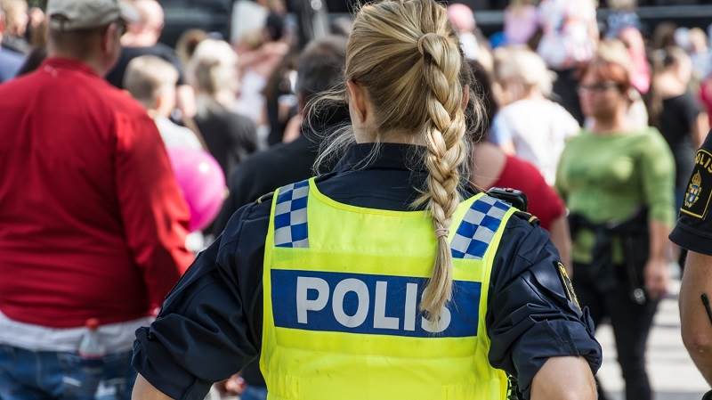 Polisen är på plats. poliskvinna