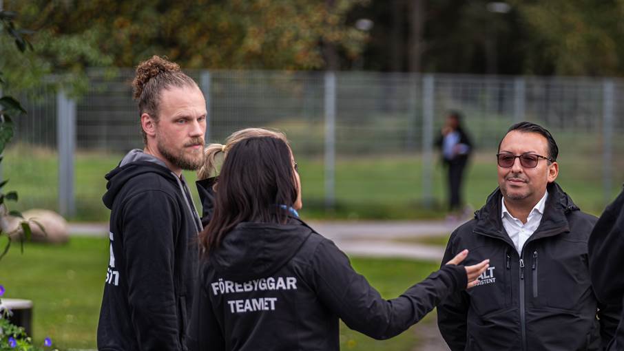 Fältassistenter och förebyggarteam från Haninge kommun. Tre personer samtalar