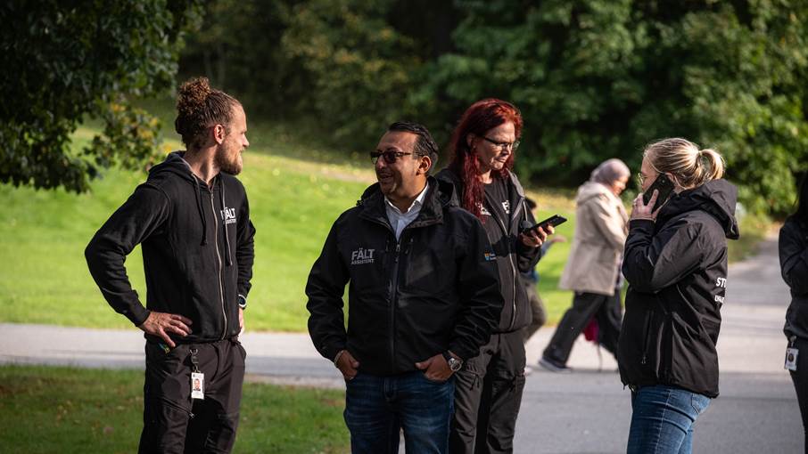 Fältassistenter från Haninge kommun. Fältassistenster i park
