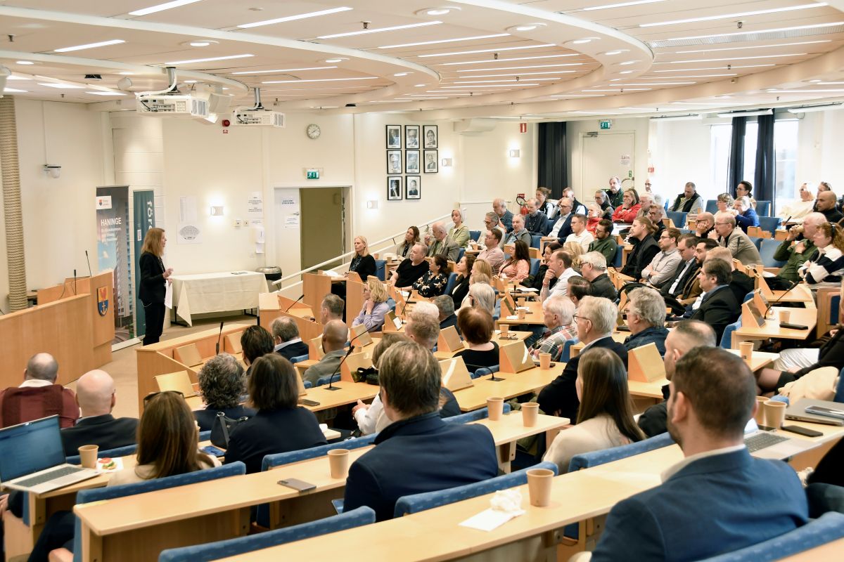 Åhörare lyssnar på Kristina Tidestav. Fotat längst bak i hörnet i Skärgårdssalen