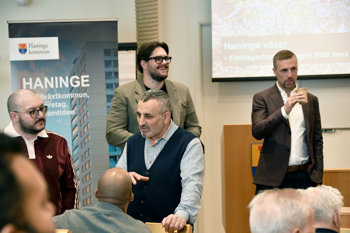 Runt fem-sex personer i bild inifrån Skärgårdssalen, samtalande, minglande