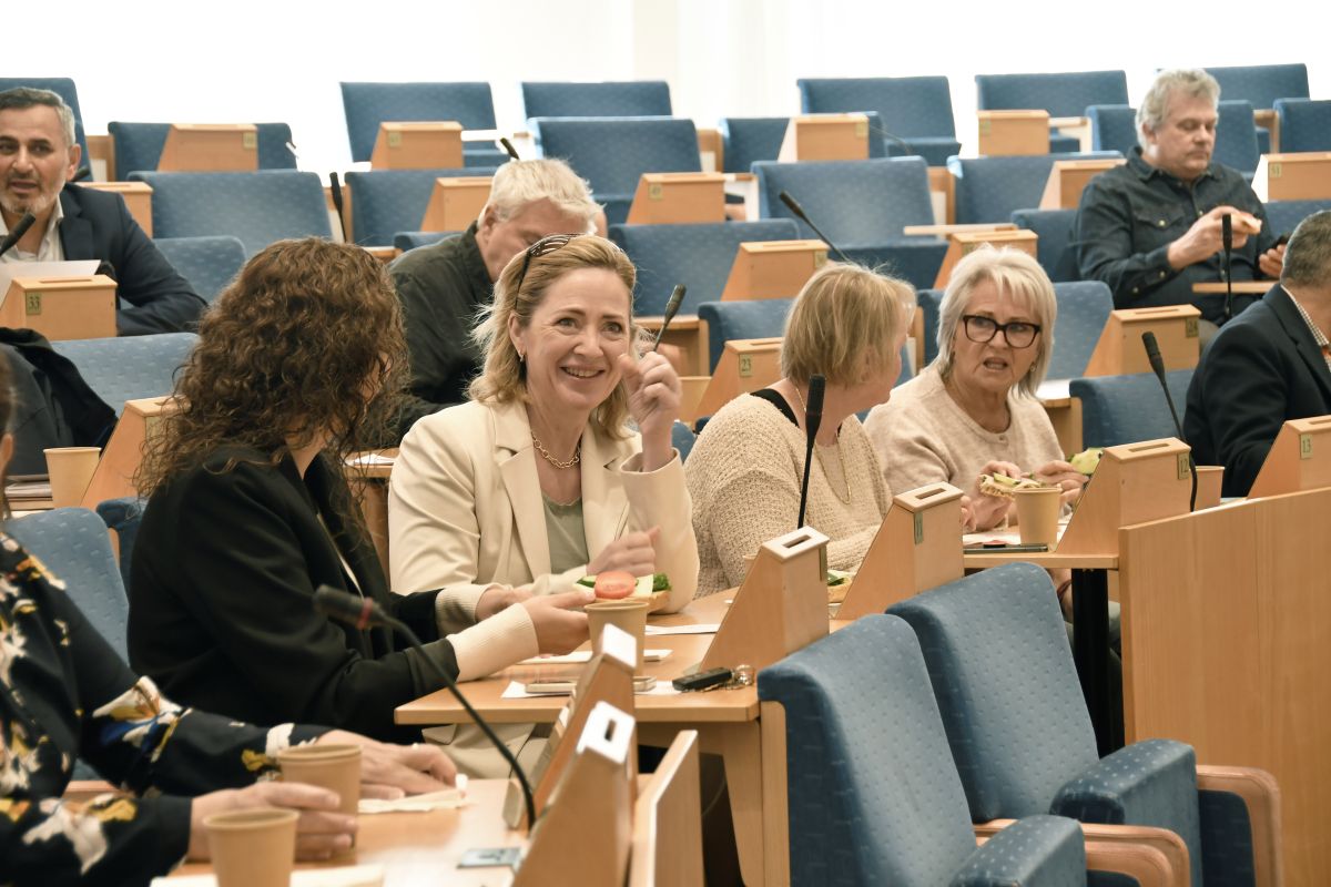 Deltagare i samtal, sittandes i Skärgårdssalen.