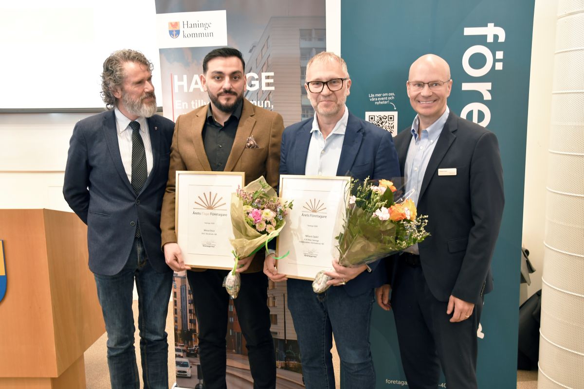 Prstagarna fotade med diplom och blommor inne i Skärgårdssalen med Sven Gustafsson till vänter i bild och Daniel Palm till höger. 