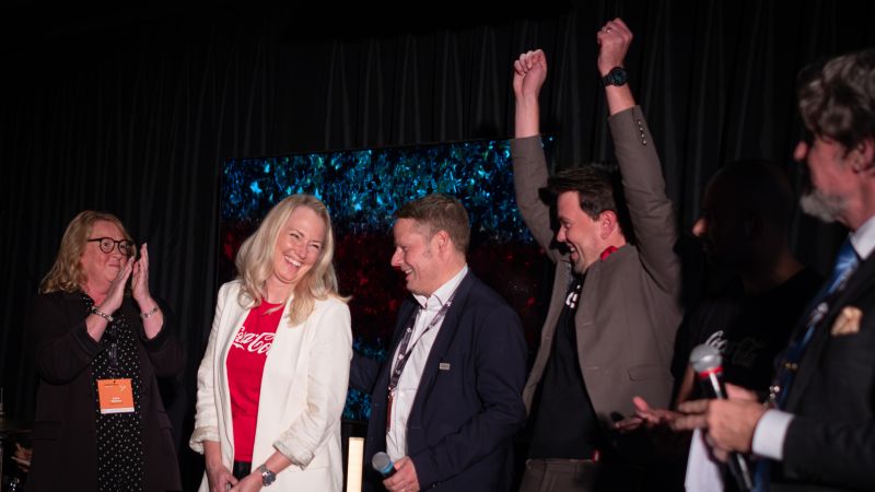 Rrepresentanter från Coca  Cola  på scen med prisutdelare.