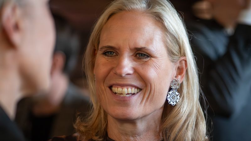 Katarina Barter leende i samtal i vimlet bland deltagare