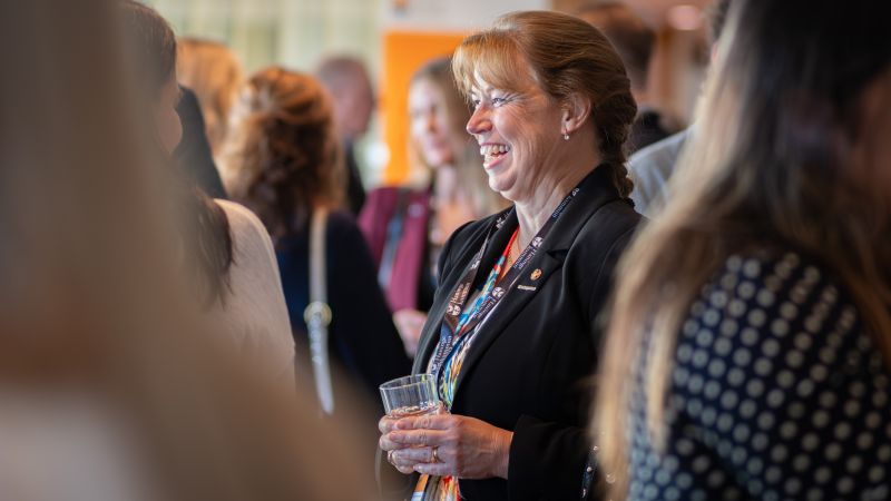 Leende kvinna i vimlet