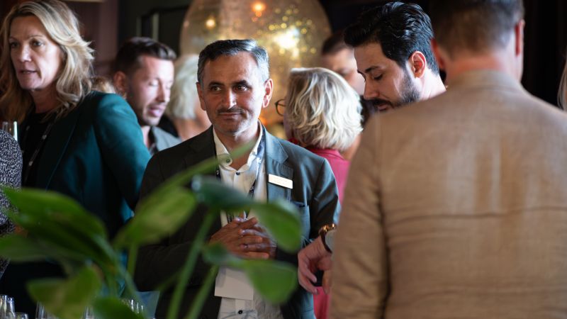 Man i kavaj fotad i vimlet