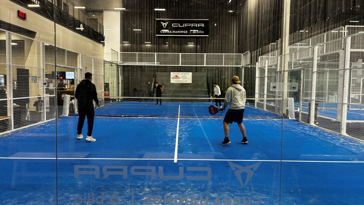 Några ungdomar på en padelbana