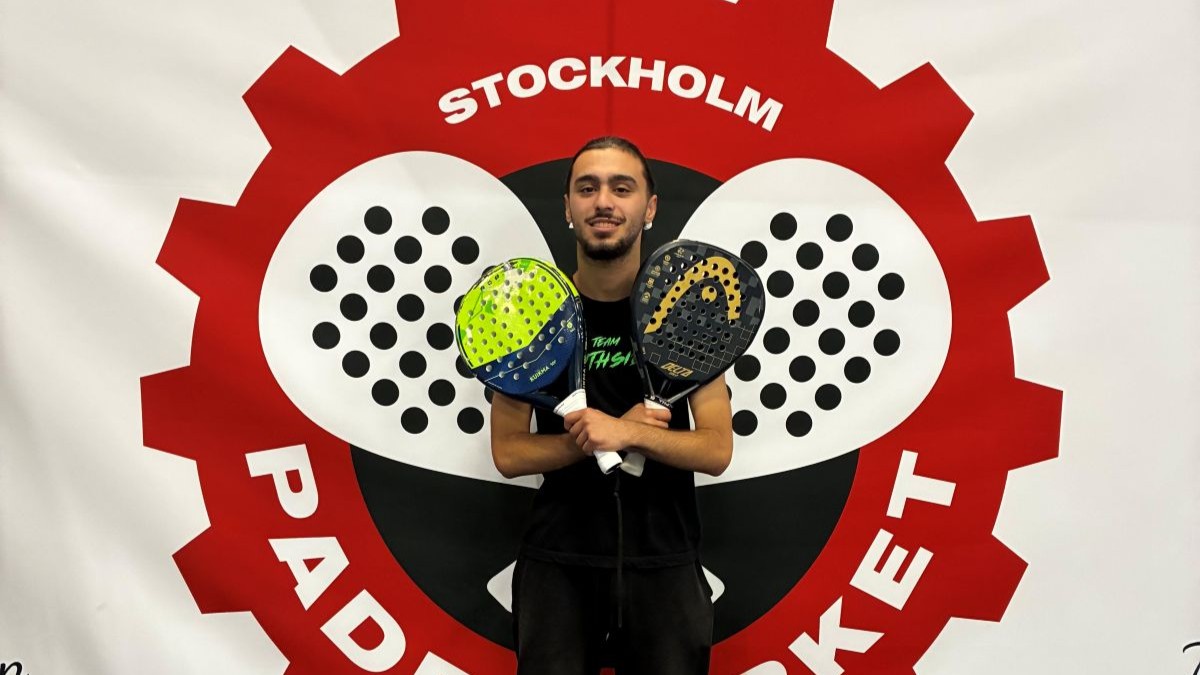 Ung man med två korslagda padelracket över bröstet