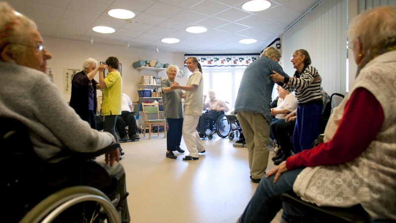 Äldre personer dansar på Johanneslunds vård- och omsorgsboende