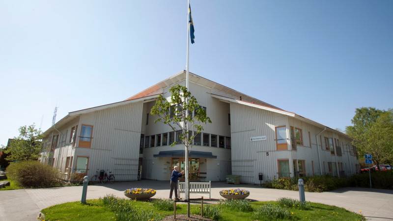 Ros-Anders Gård Ros-Anders Gård - en vit stor träbyggnad med vissa gula partier.