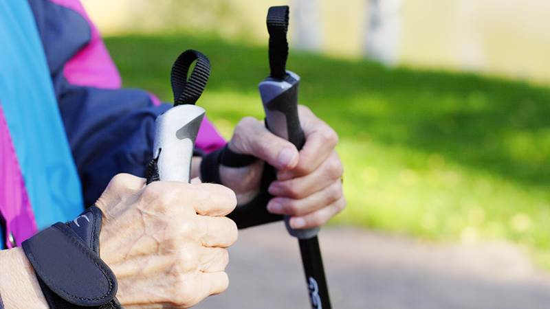 Promenader. Händer på stavar.