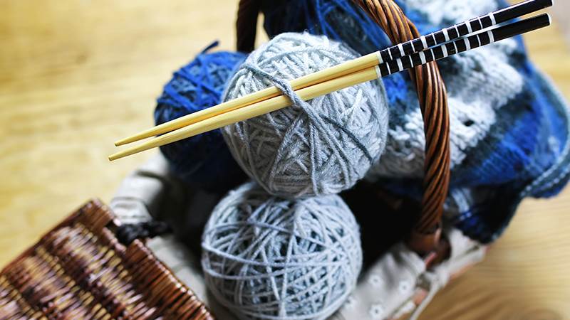 Garnnystan. Garnnystan och stickor i en korg