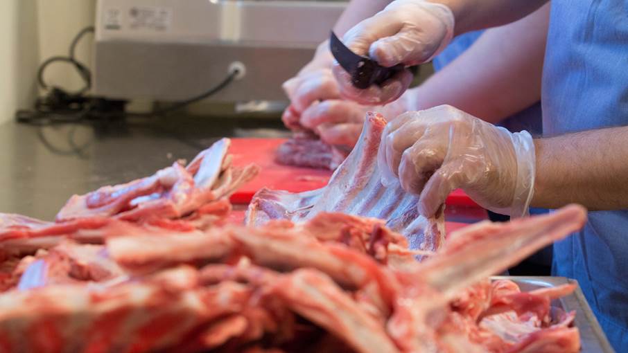Kött- och charkuteriarbete En bild på kött- och charkuteriarbete