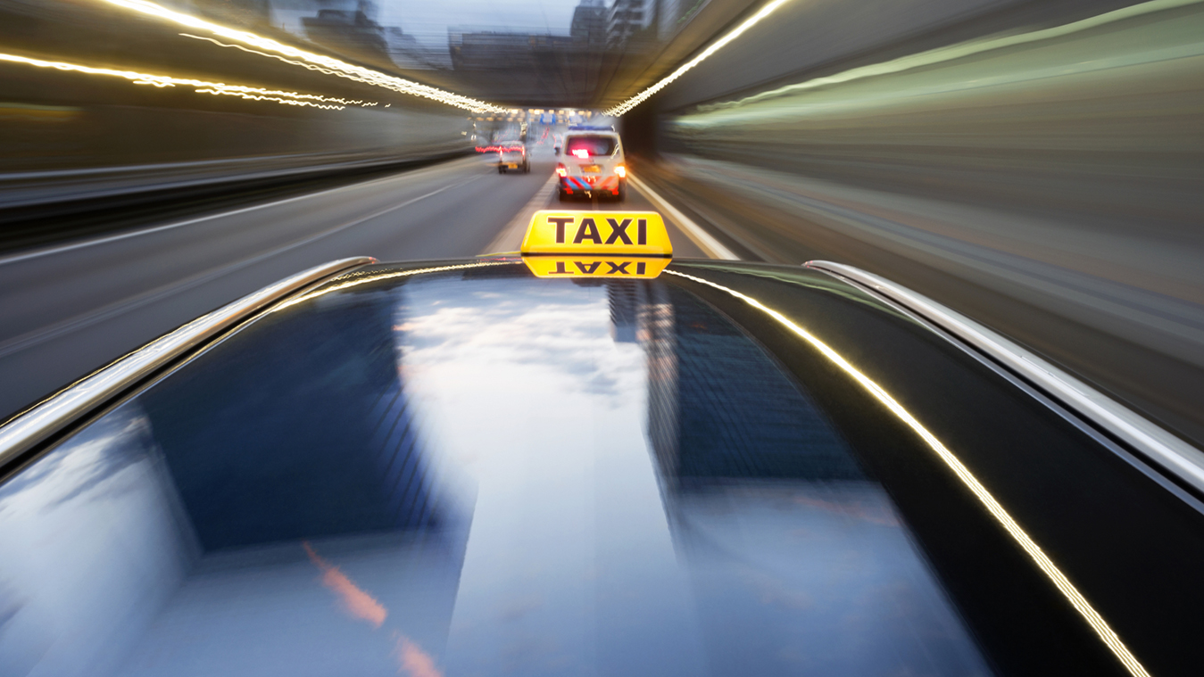 En taxi kör igenom en tunnel.